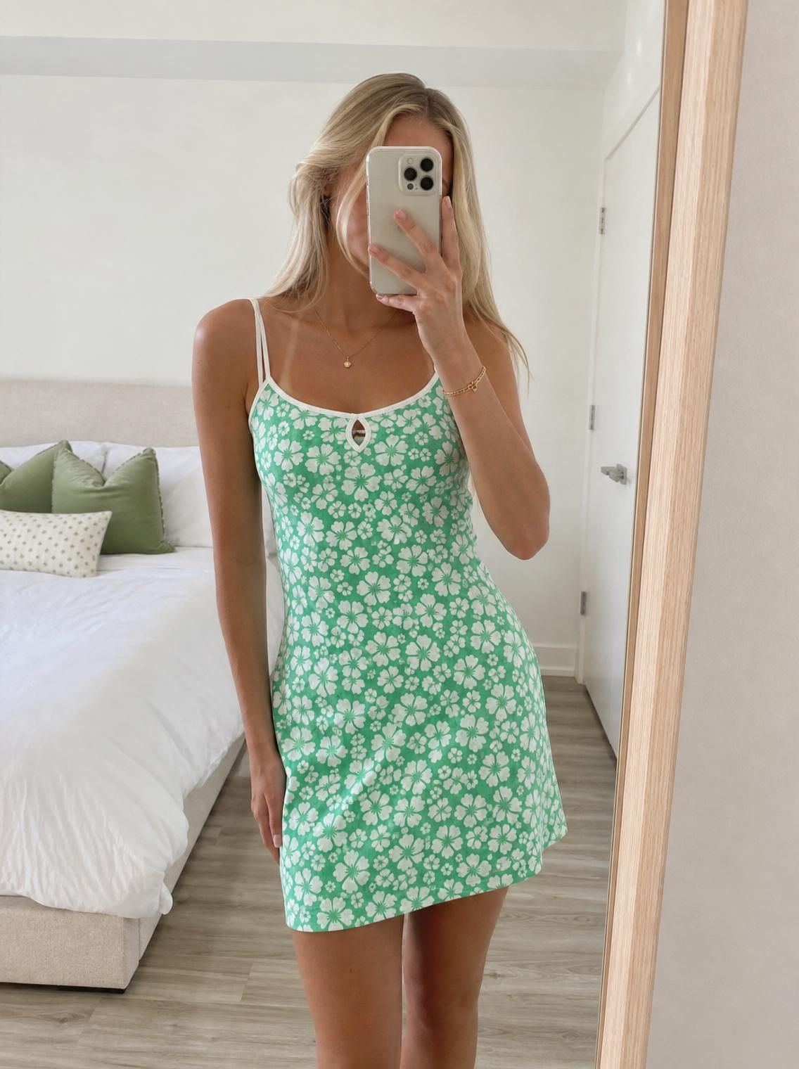 Floral sundress: the same item enhanced by Vintefy (Clone mode)